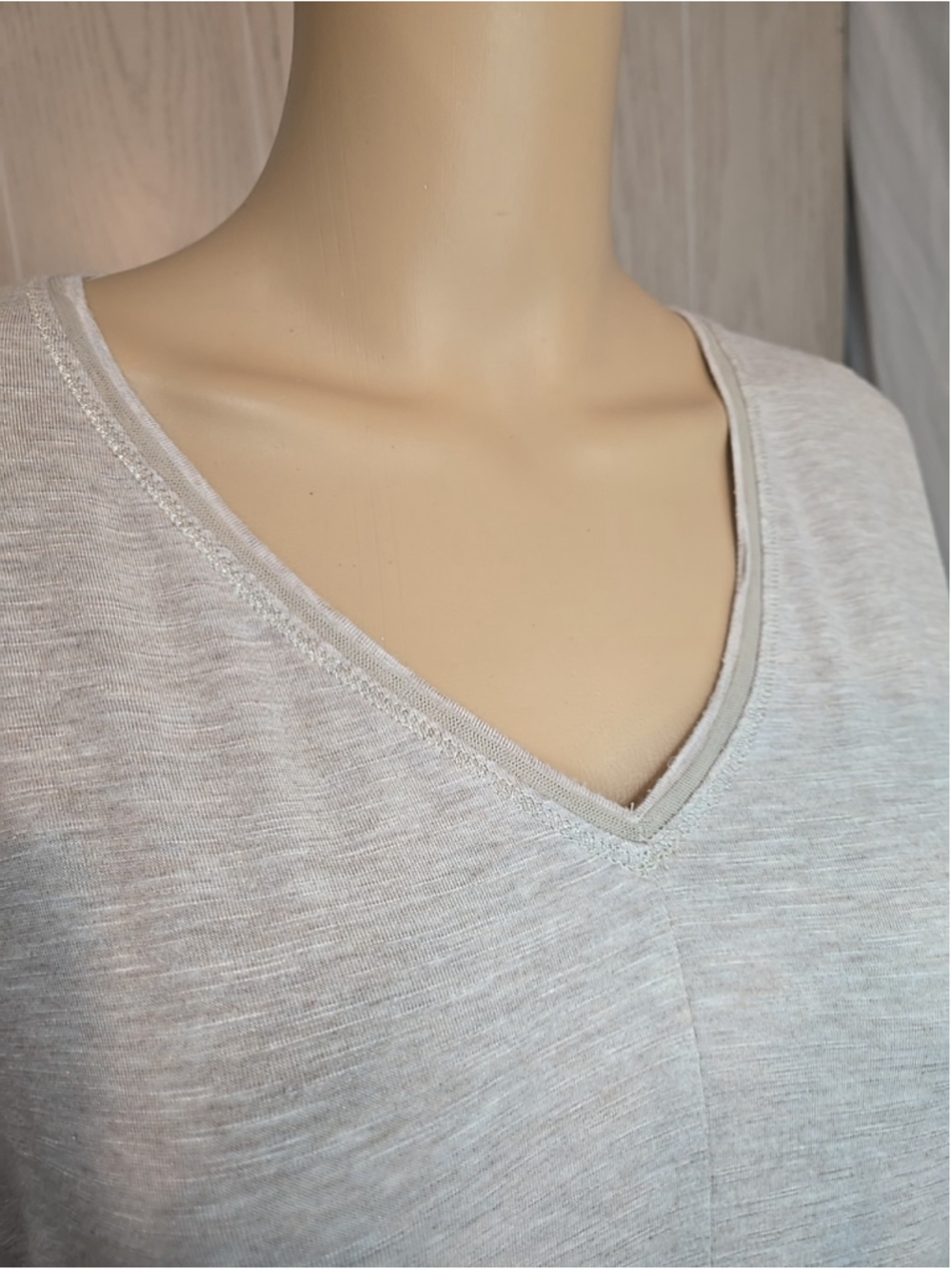 White House Black Market XXS Oatmeal Shimmer V-Neck Tee Quiet Luxury Top - Picture 6 of 7